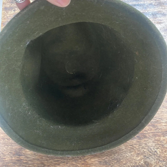 Cutest vintage green felt hat with vintage rhinestone brooches - Picture 7 of 8